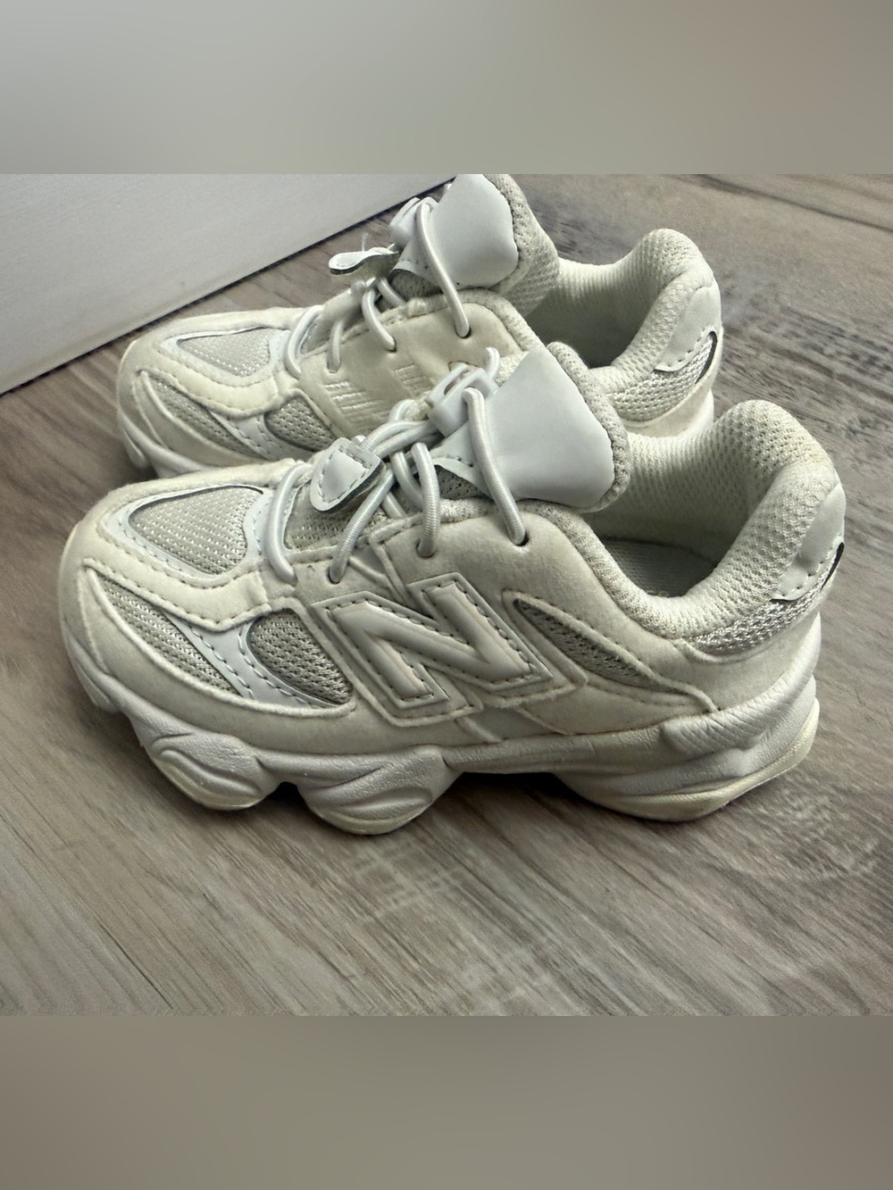 New Balance Off-White / Cream Chunky Athletic Sneakers Kids Size 7